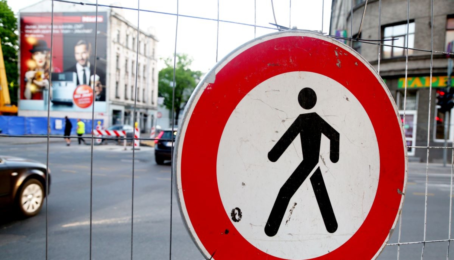 Ceļa zīme gājējiem iet aizliegts