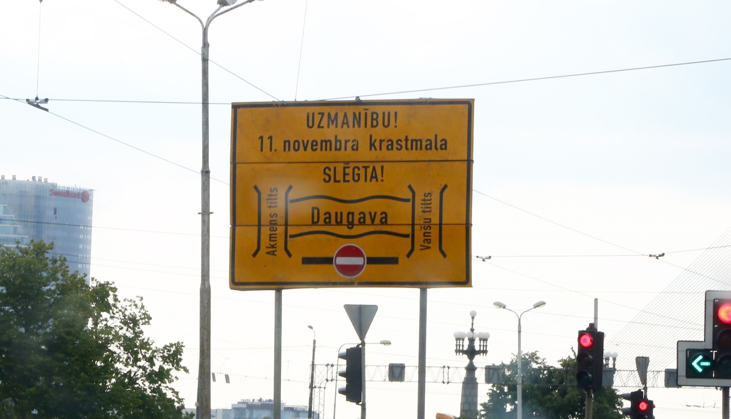 Ceļa zīme krastmala slēgta