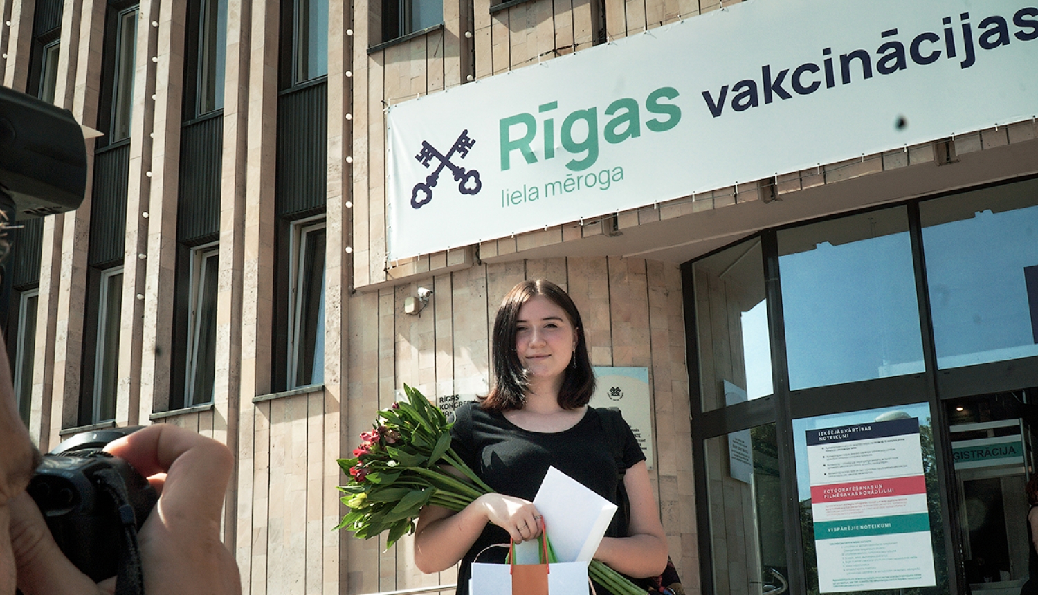 Sieviete ar ziediem un balvu