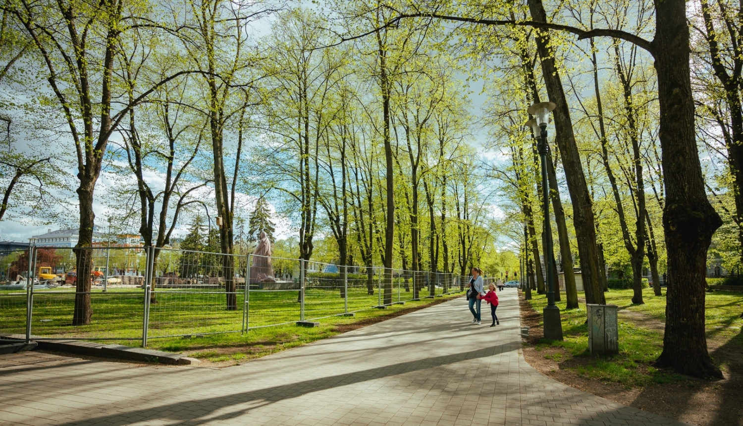 Esplanādē atjaunoti celiņi