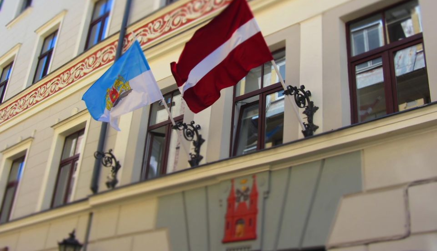 Īpašuma departamenta ēka ar Rīgas un Latvijas karogiem