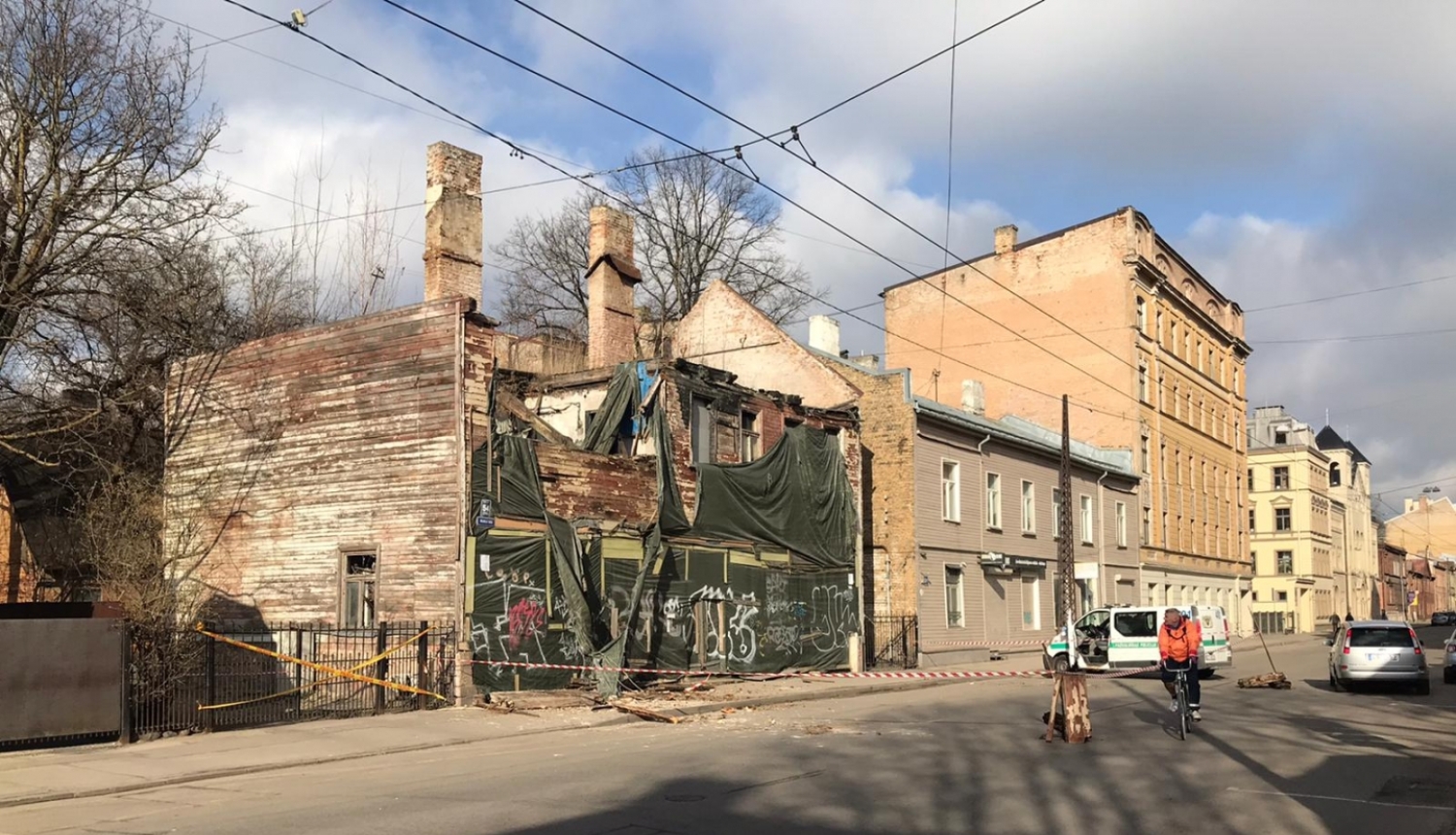 Matīsa ielas 54 mājai iegruvuši pārsegumi, ierobežota satiksme