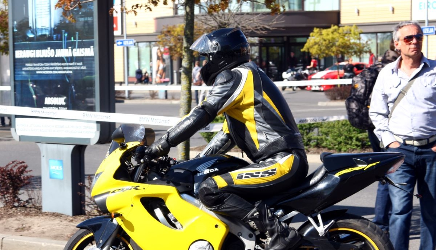 Motocikls Rīgas ielās