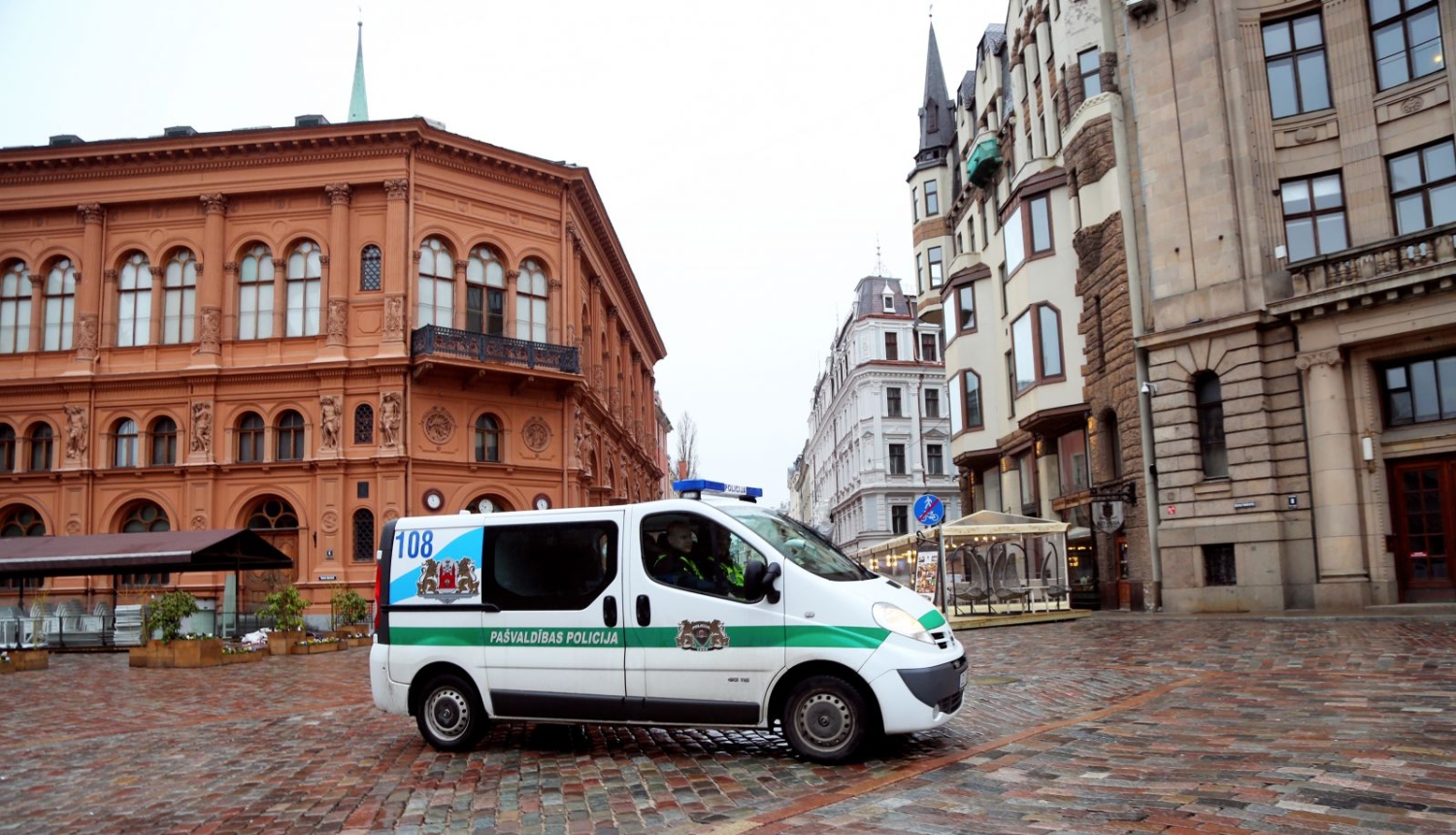Policijas automašīna Doma laukumā
