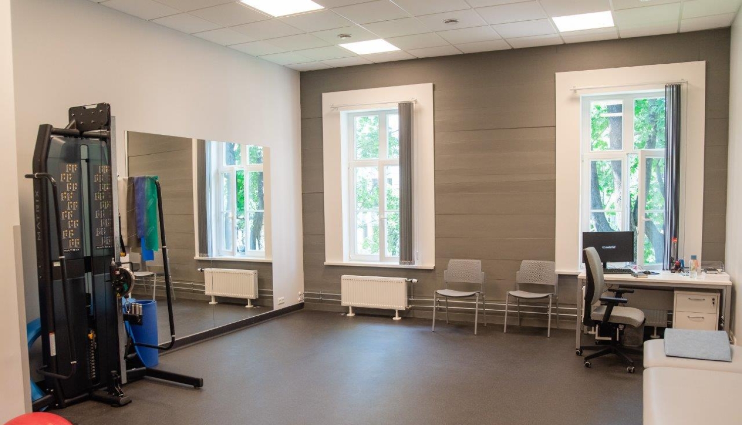 Rehabilitācijas klīnikas telpa ar speciālo aparatūru
