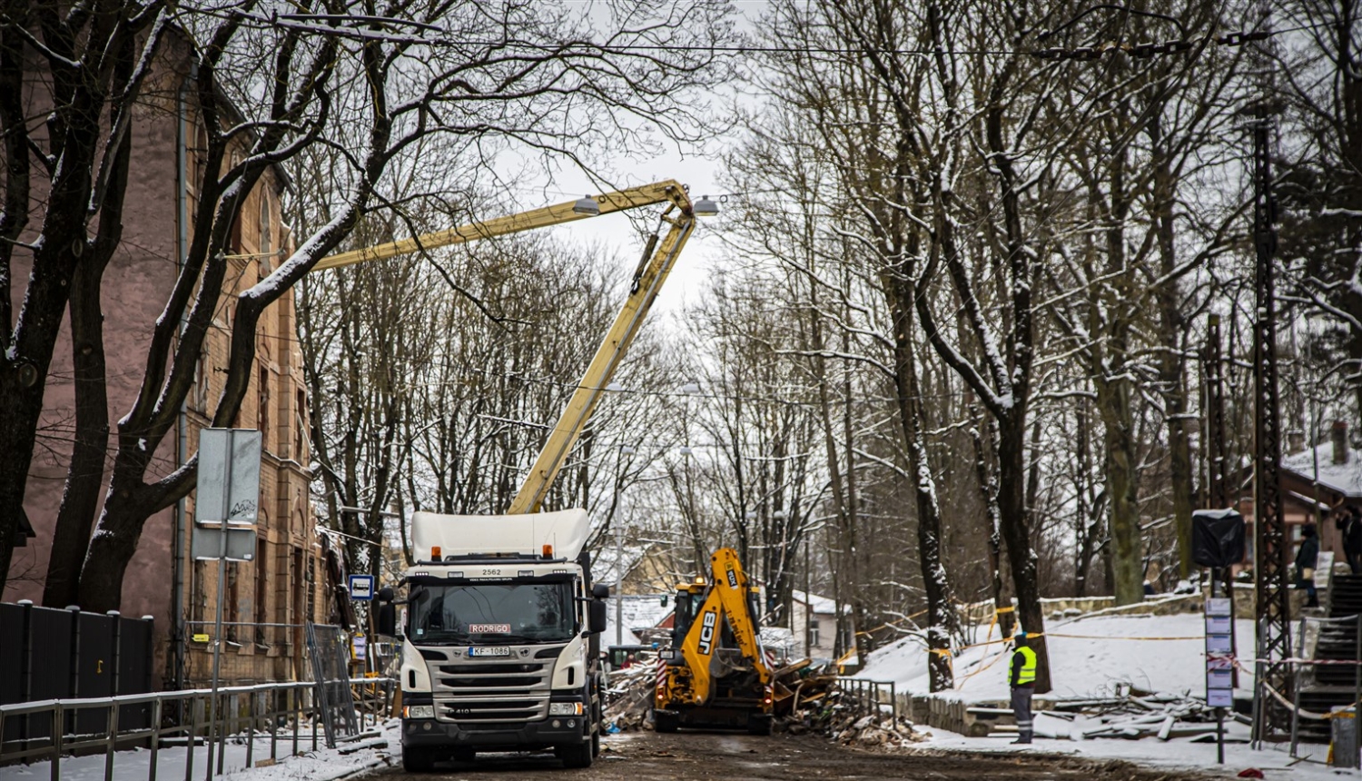 Pašvaldība nodrošina sprādzienā cietušās ēkas Melnsila sakopšanu un iedzīvotāju mantu iznešanu