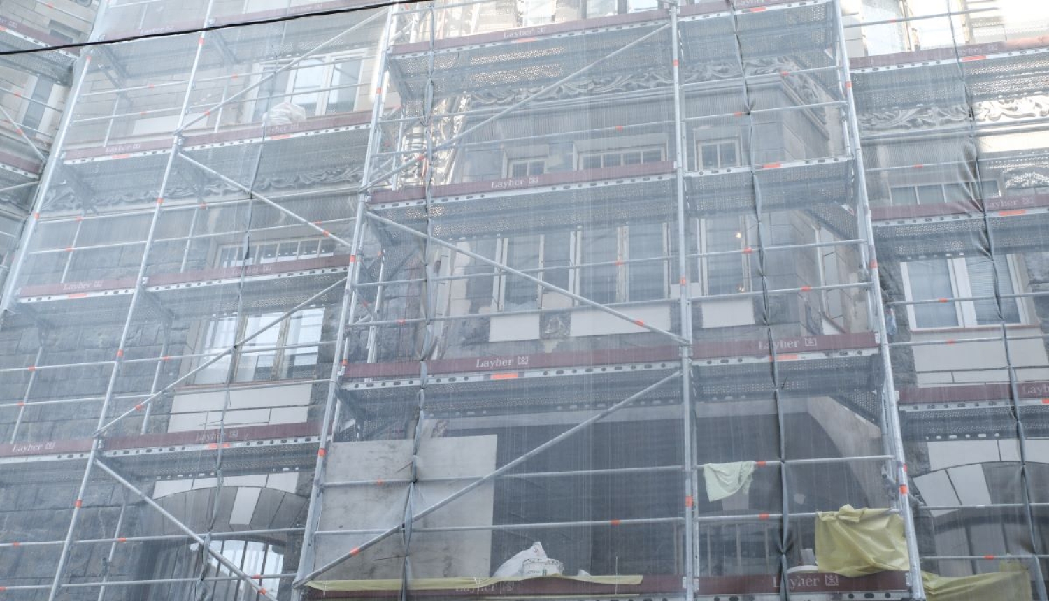 Remontē ēkas fasādi