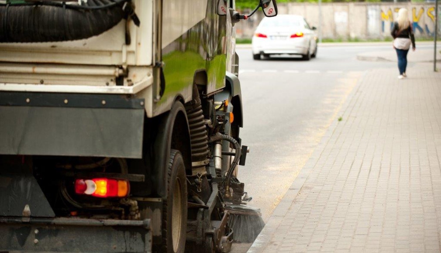 Tīra ielu no smiltīm