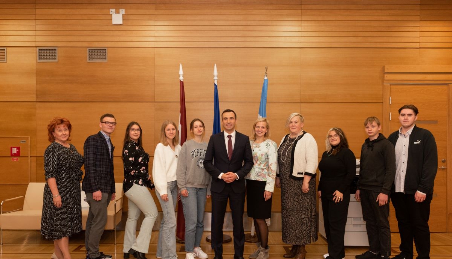 Domes vadības kopbilde ar skolēniem