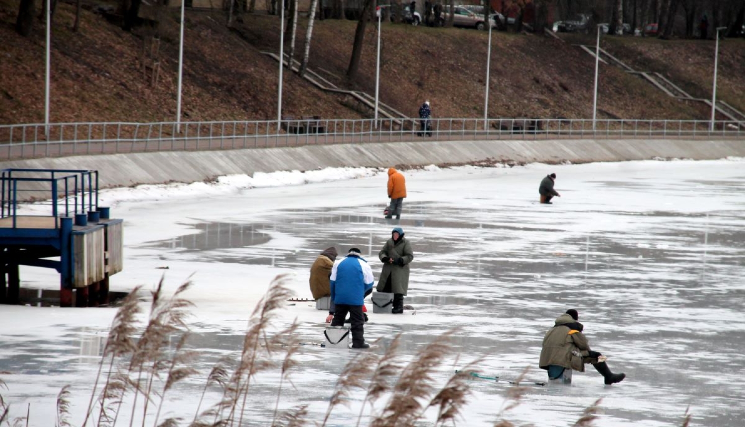 Zemledus makšķernieki uz Ķīžezera