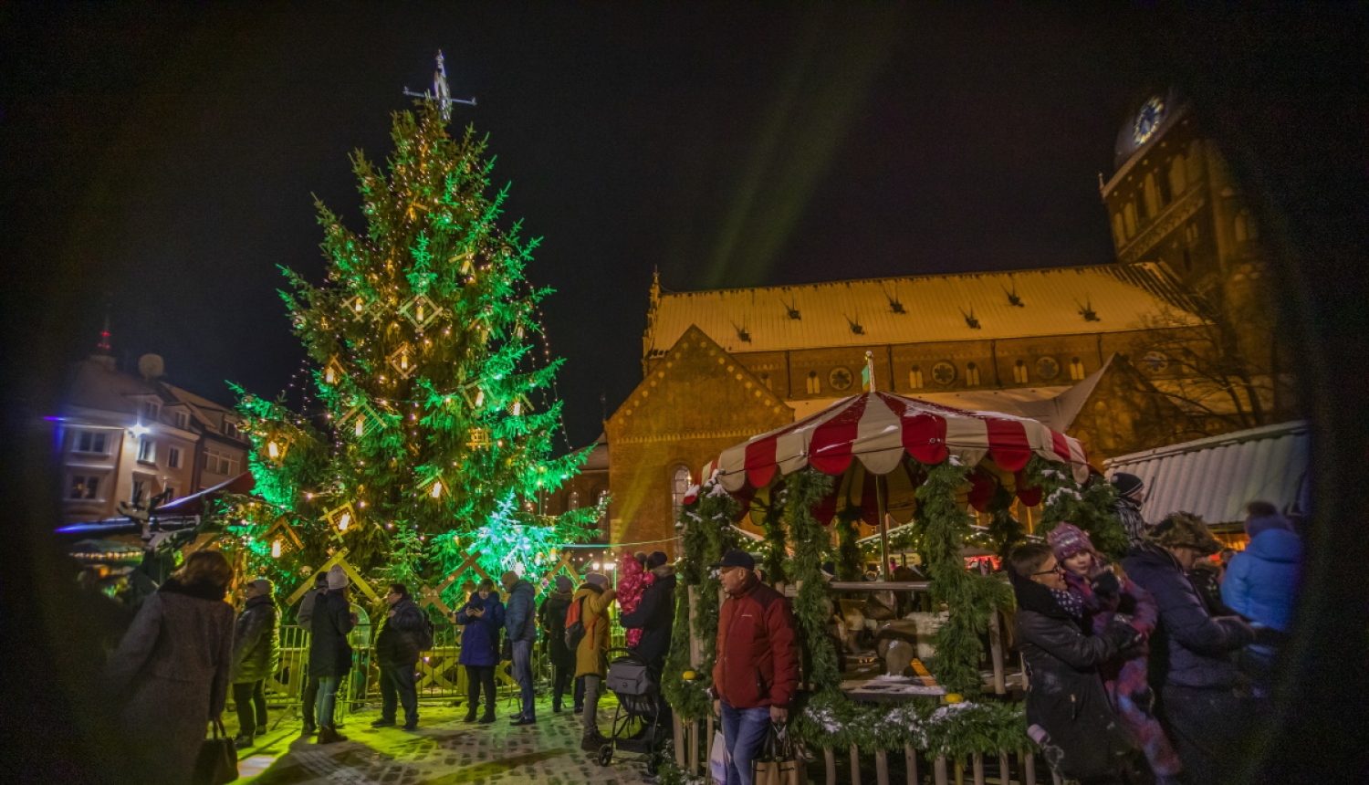Ziemassvētku egle Doma laukumā